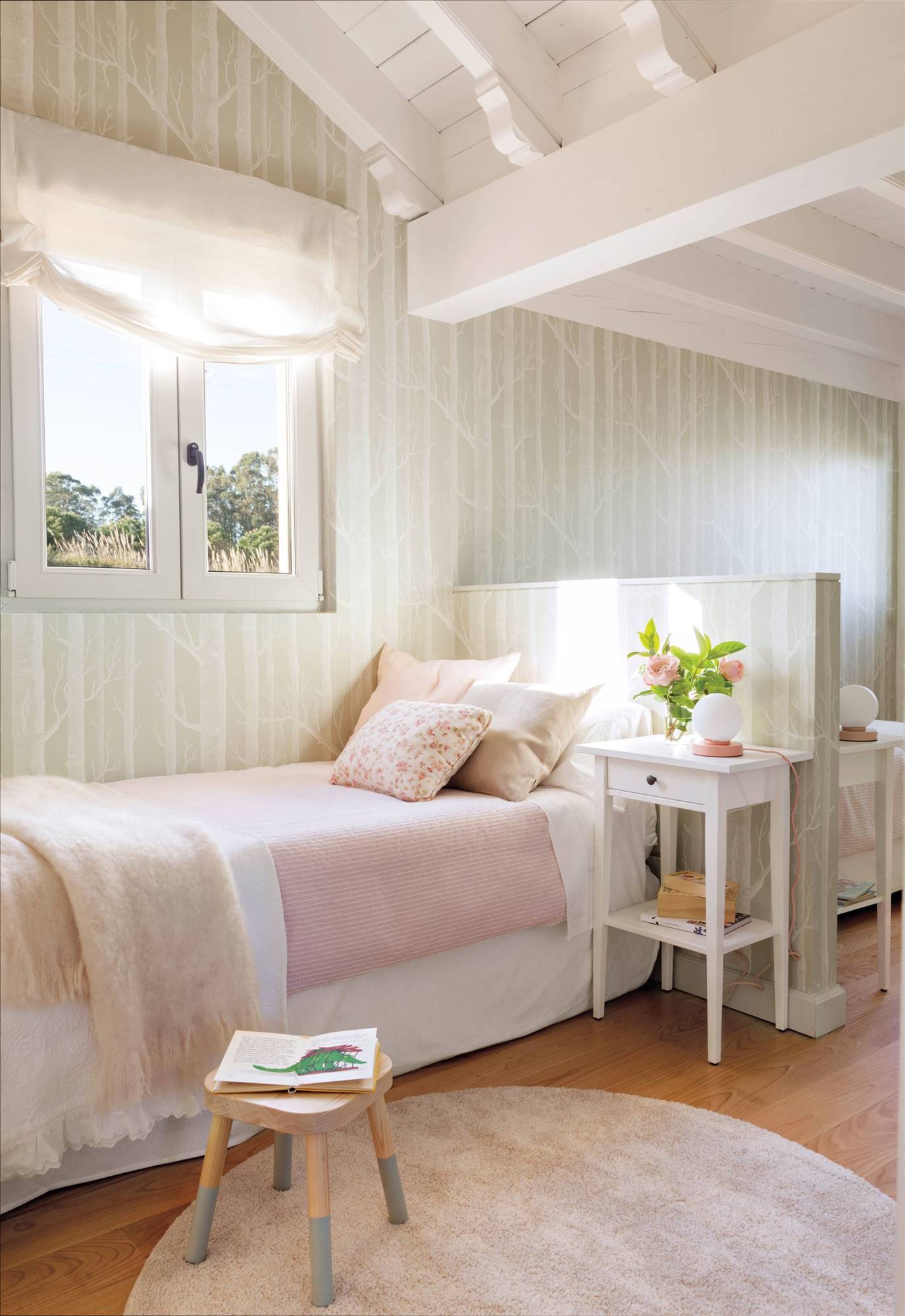 Dormitorio infantil con cabecero empapelado y taburete bicolor. 