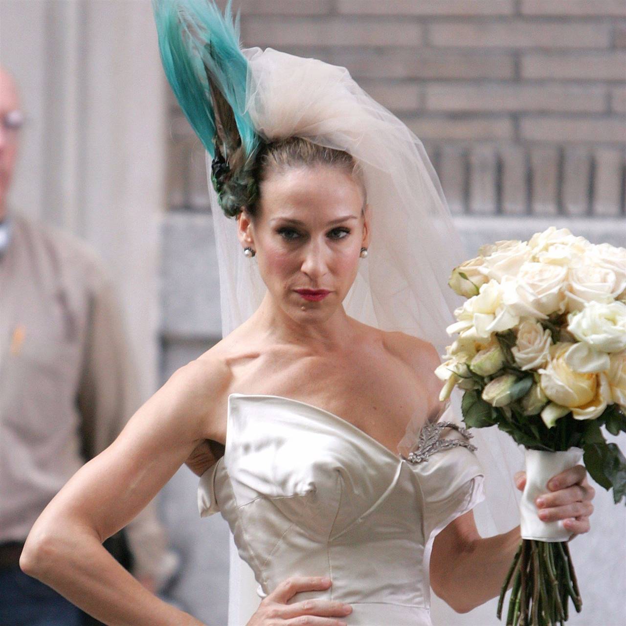 Carrie Bradshaw con un ramo de rosas blancas el día de su boda en la serie Sexo en Nueva York