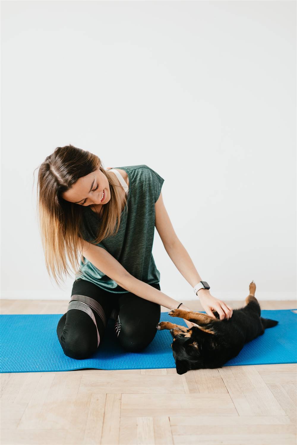 Sesión de yoga (DOGA) con perro.