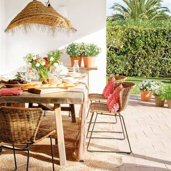 Mesas de jardín: de comedor, centro o auxiliares para decorar tu exterior con estilo (con shopping)