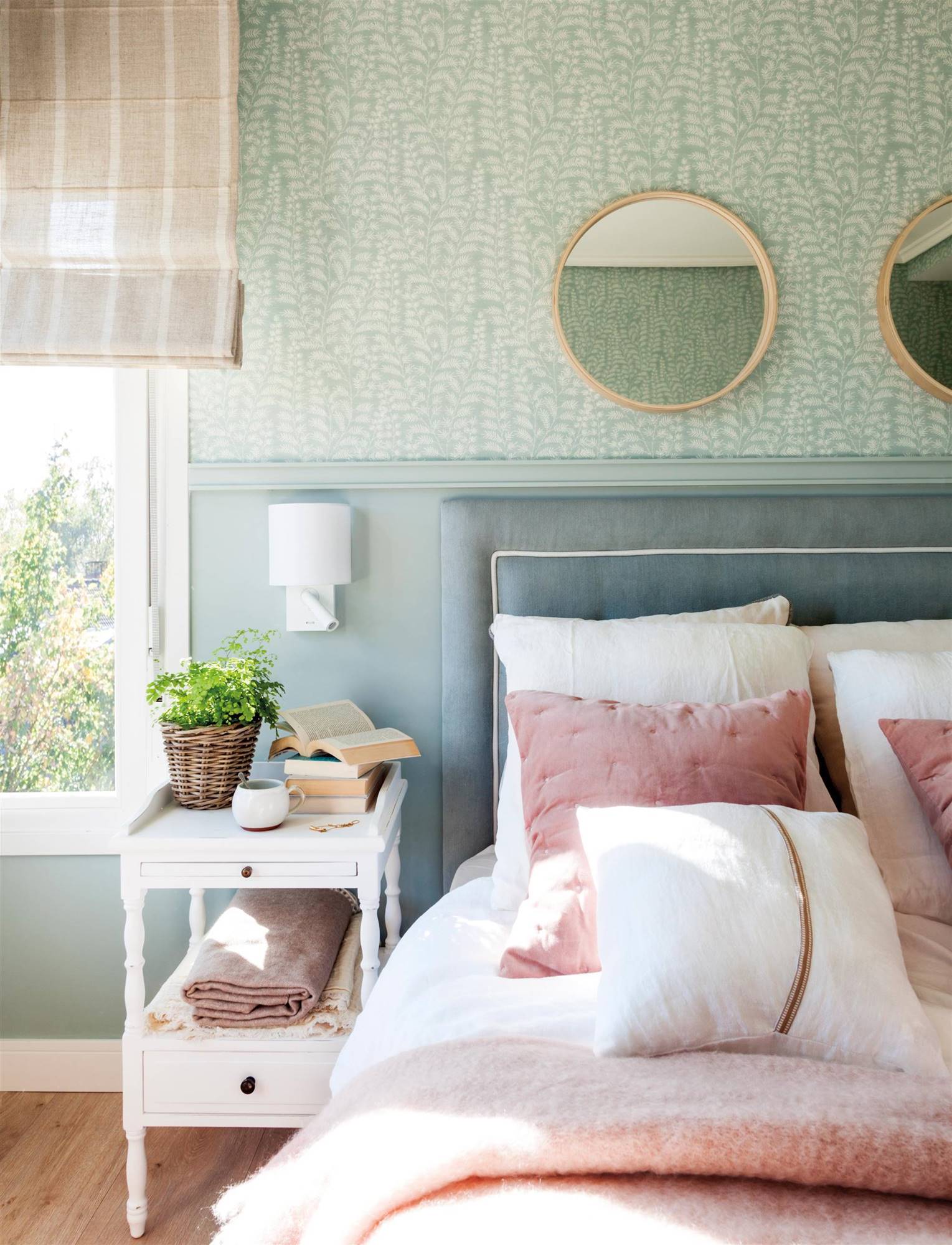 Dormitorio con papel pintado y zócalo de madera lacada en la misma gama de color.