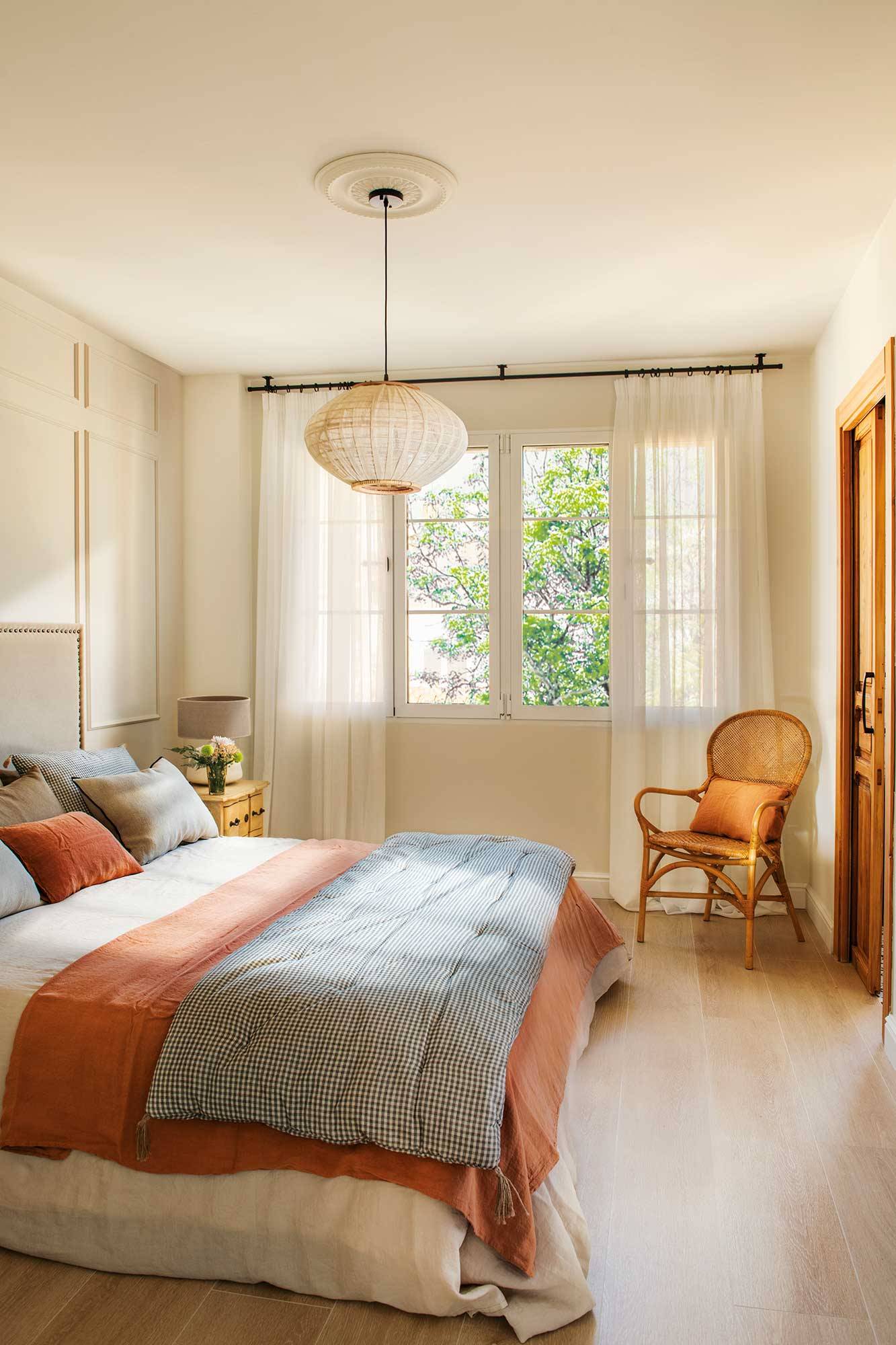 Dormitorio pequeño con cortinas blancas tipo visillo. 