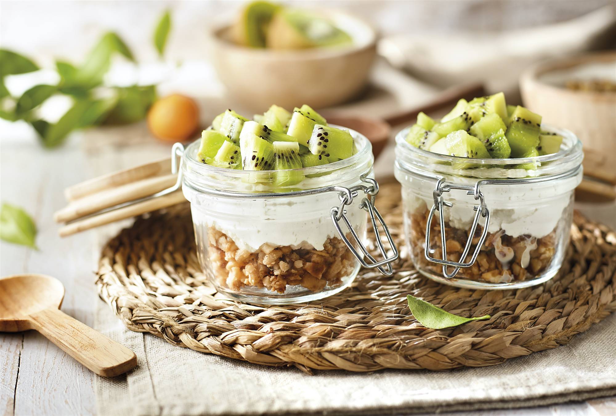 Desayunos saludables: receta de vasitos de kiwi fresco y cremoso de coco con base de granola. 