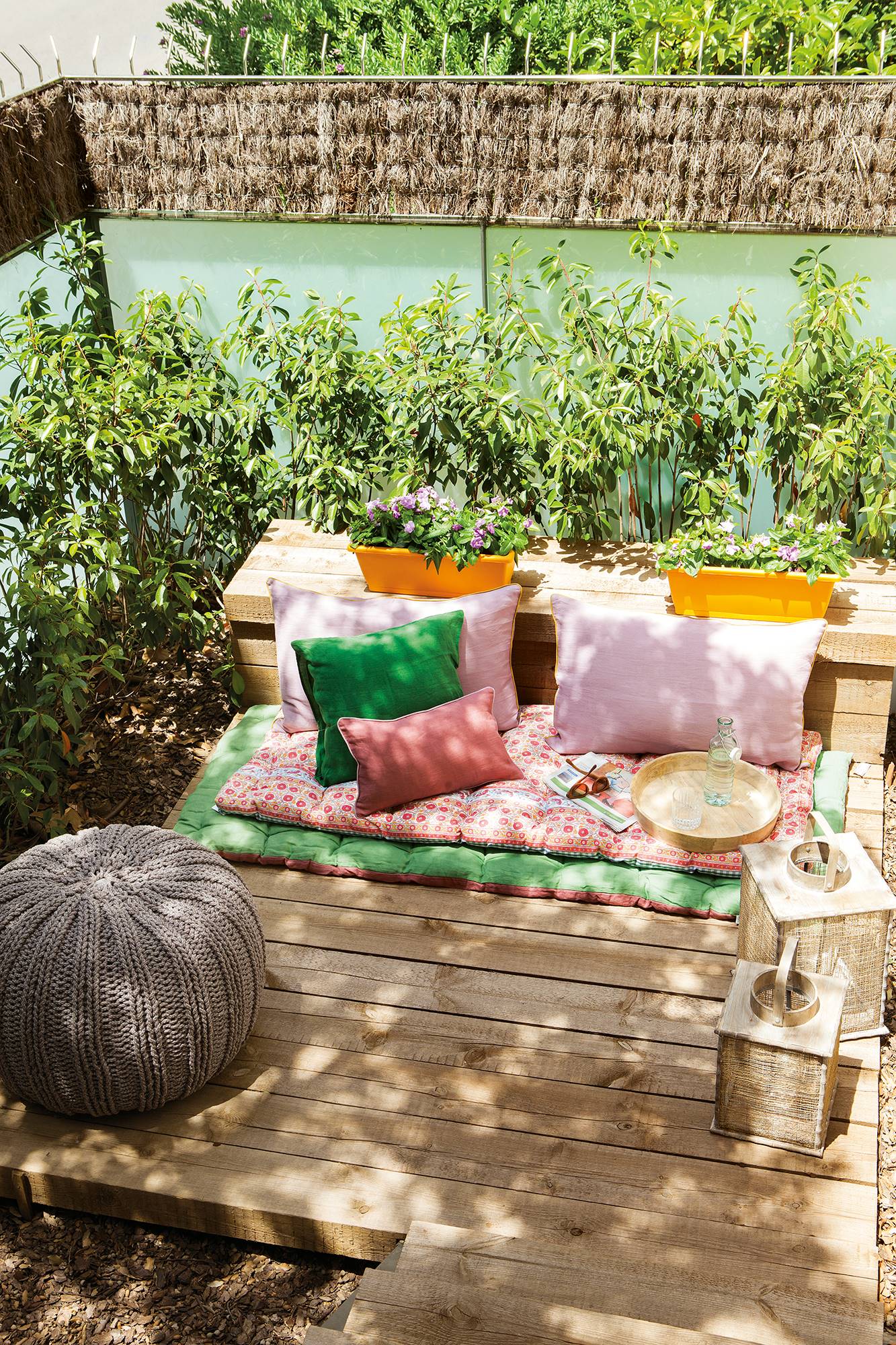 Terraza decorada con colchonetas y cojines como chill out