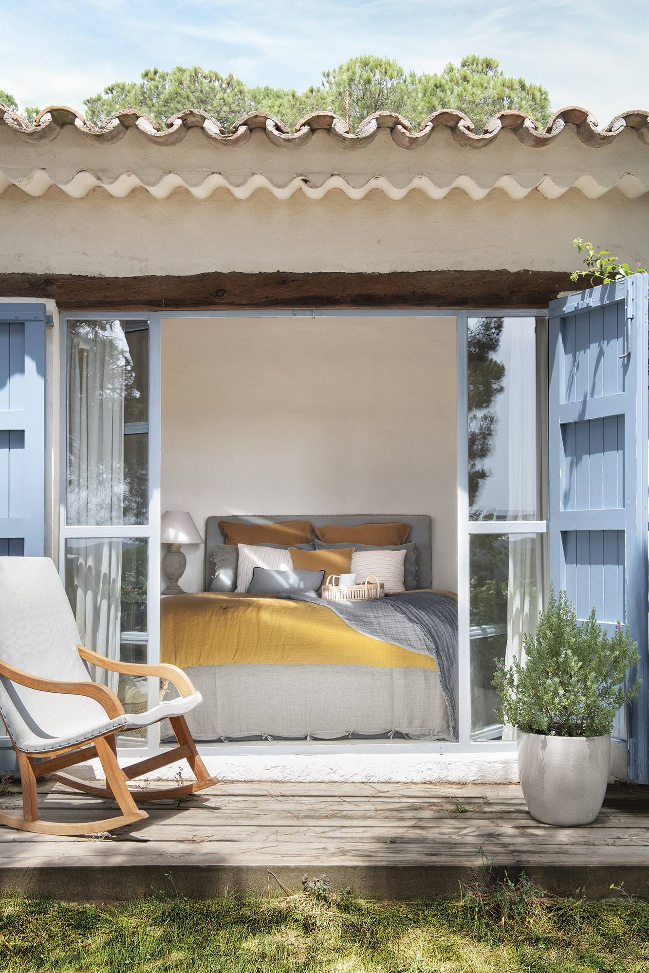 Dormitorio abierto al jardín de estilo mediterráneo. 