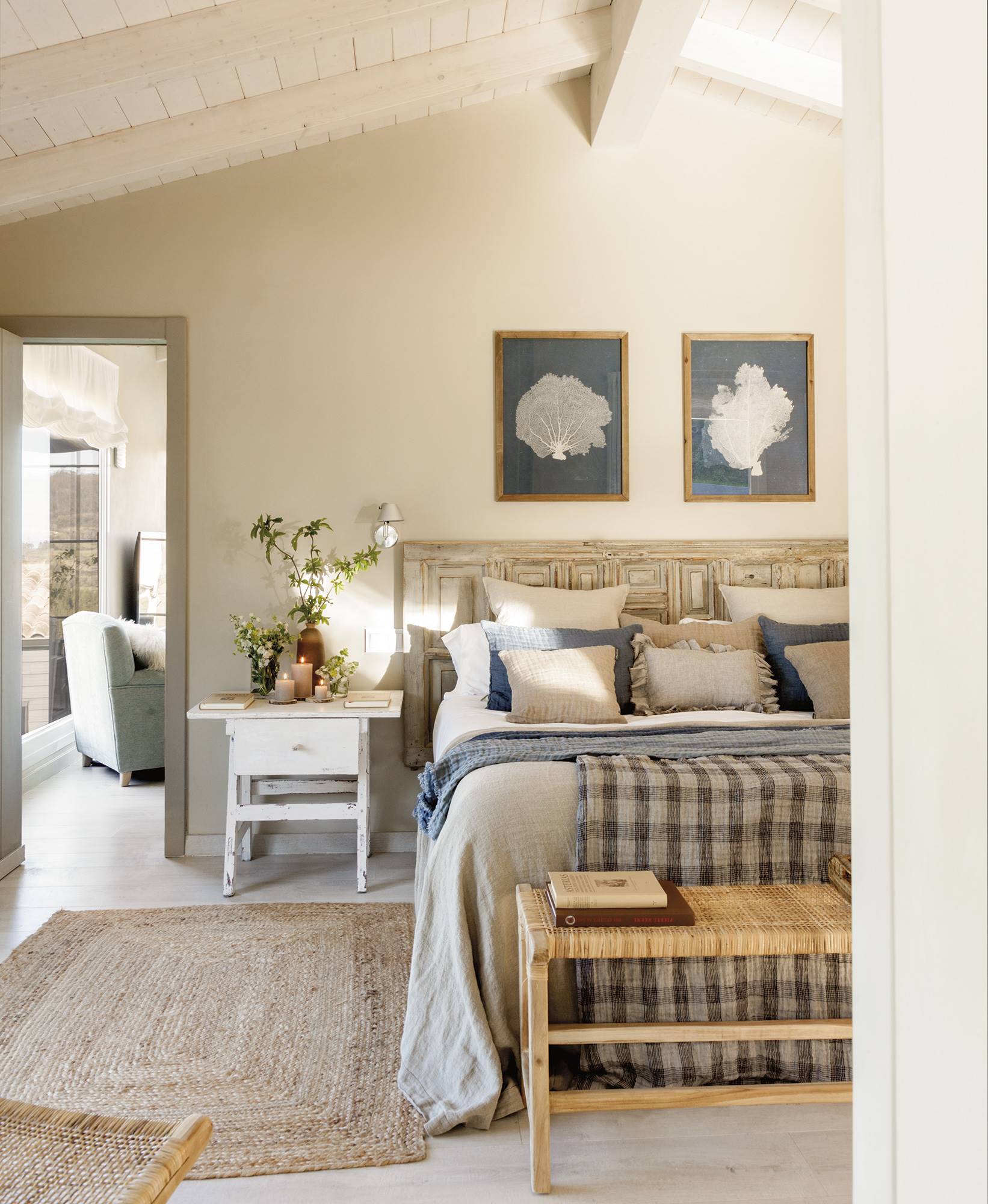 Dormitorio en una cabaña de montaña, de estilo romántico con cabecero recuperado y ropa de cama a cuadros.