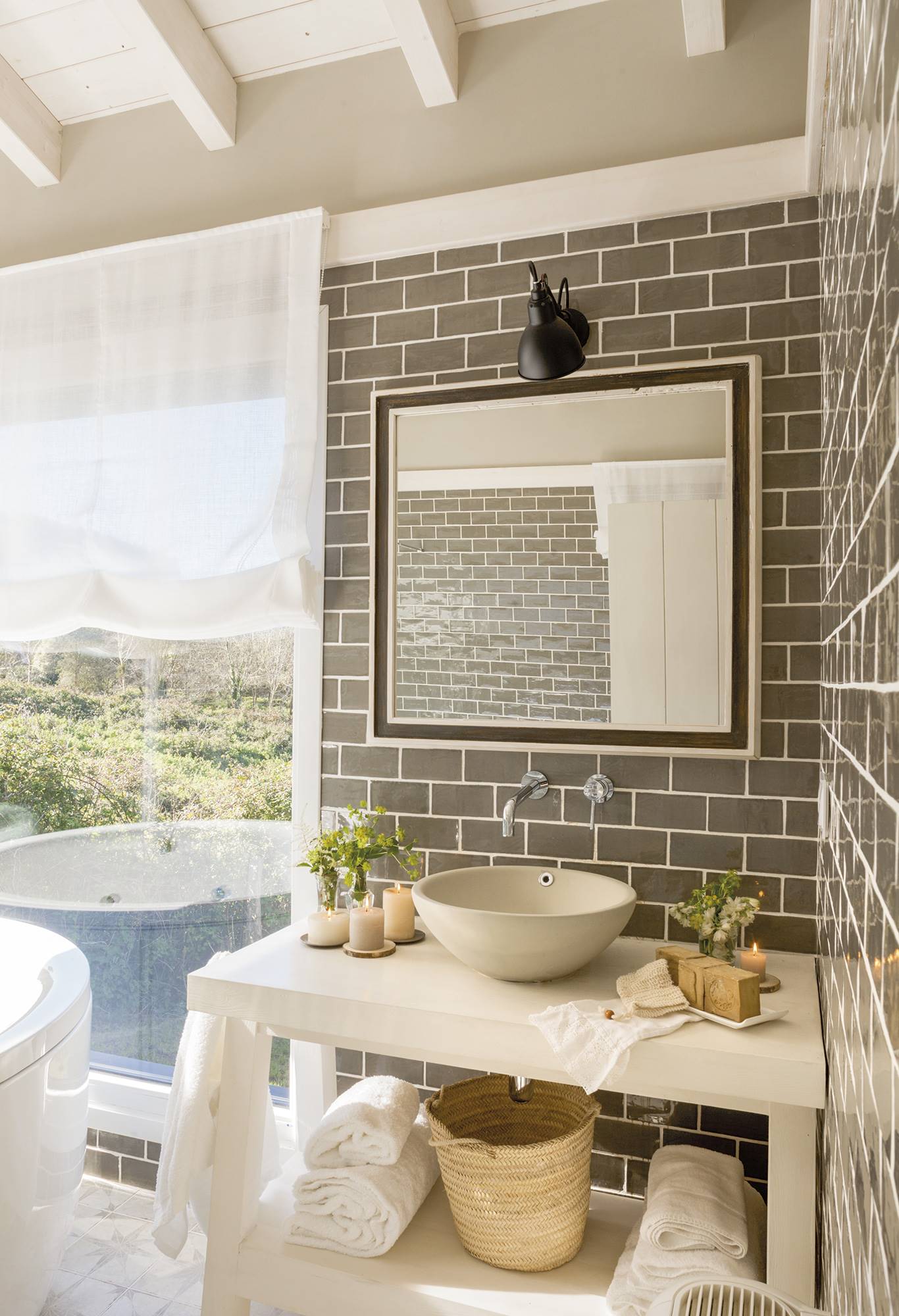 Cuarto de baño en suite en cabaña de montaña, con azulejo tipo metro, mueble blanco y lavabo beige.