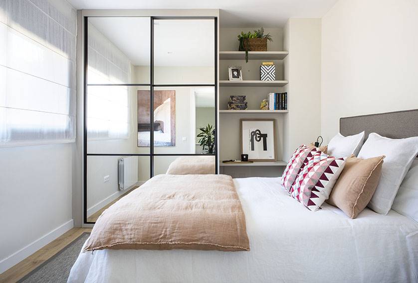 Dormitorio de invitados de la casa en Mataró, proyecto del estudio de interiorismo Tinda's Project.