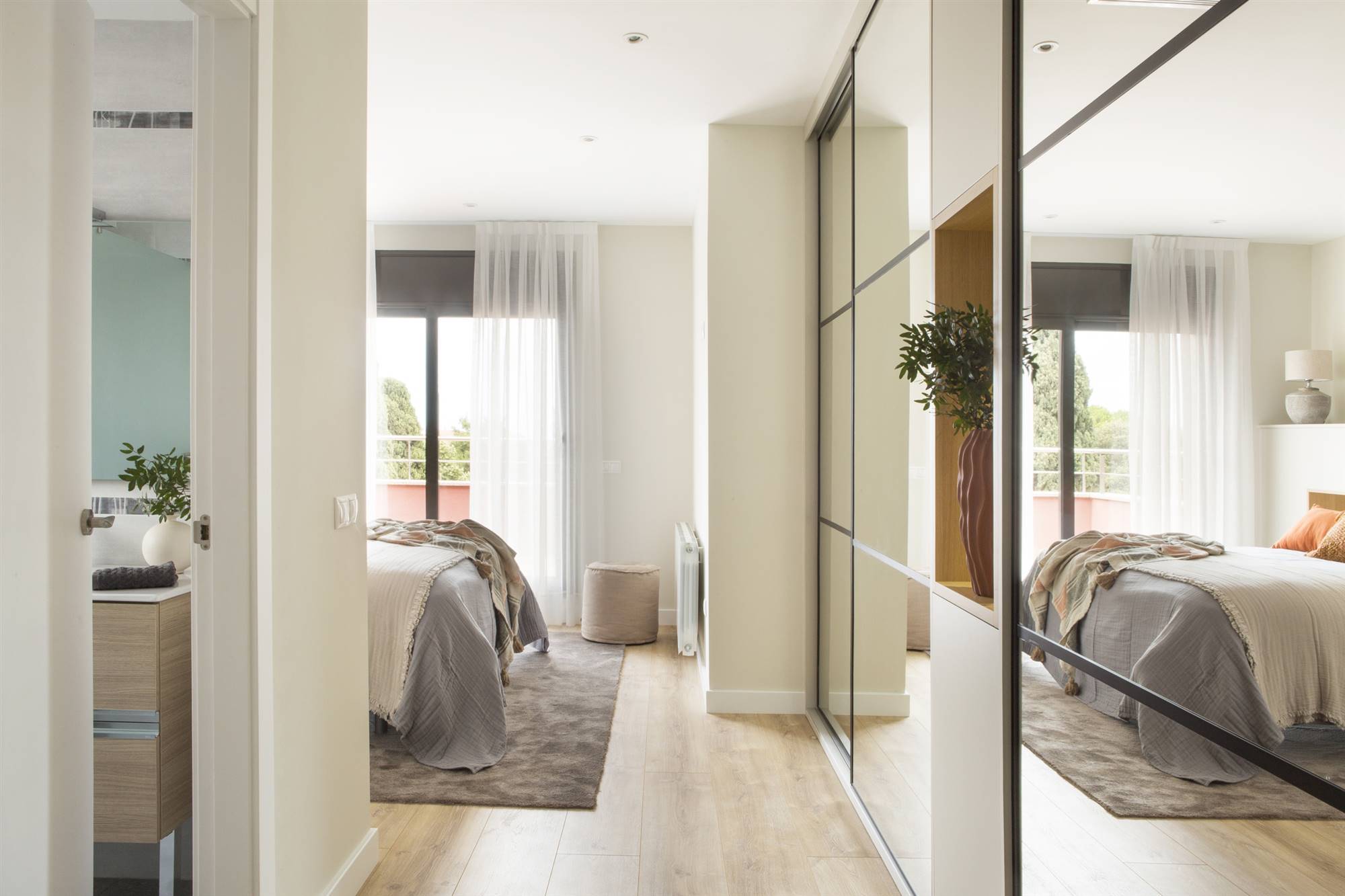 Entrada de la suite, con armarios y el baño de la casa en Mataró, proyecto del estudio de interiorismo Tinda's Project.
