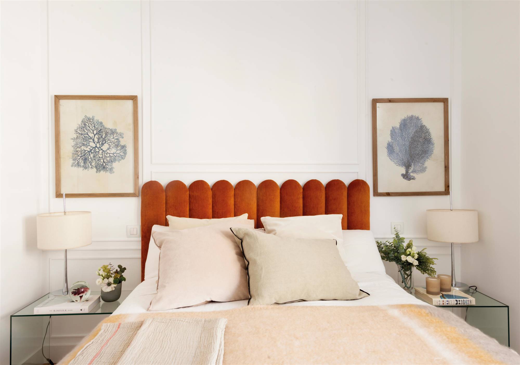 Dormitorio con cabecero a medida en terciopelo naranja y con ondas diseñado por Lucía Mariñas.