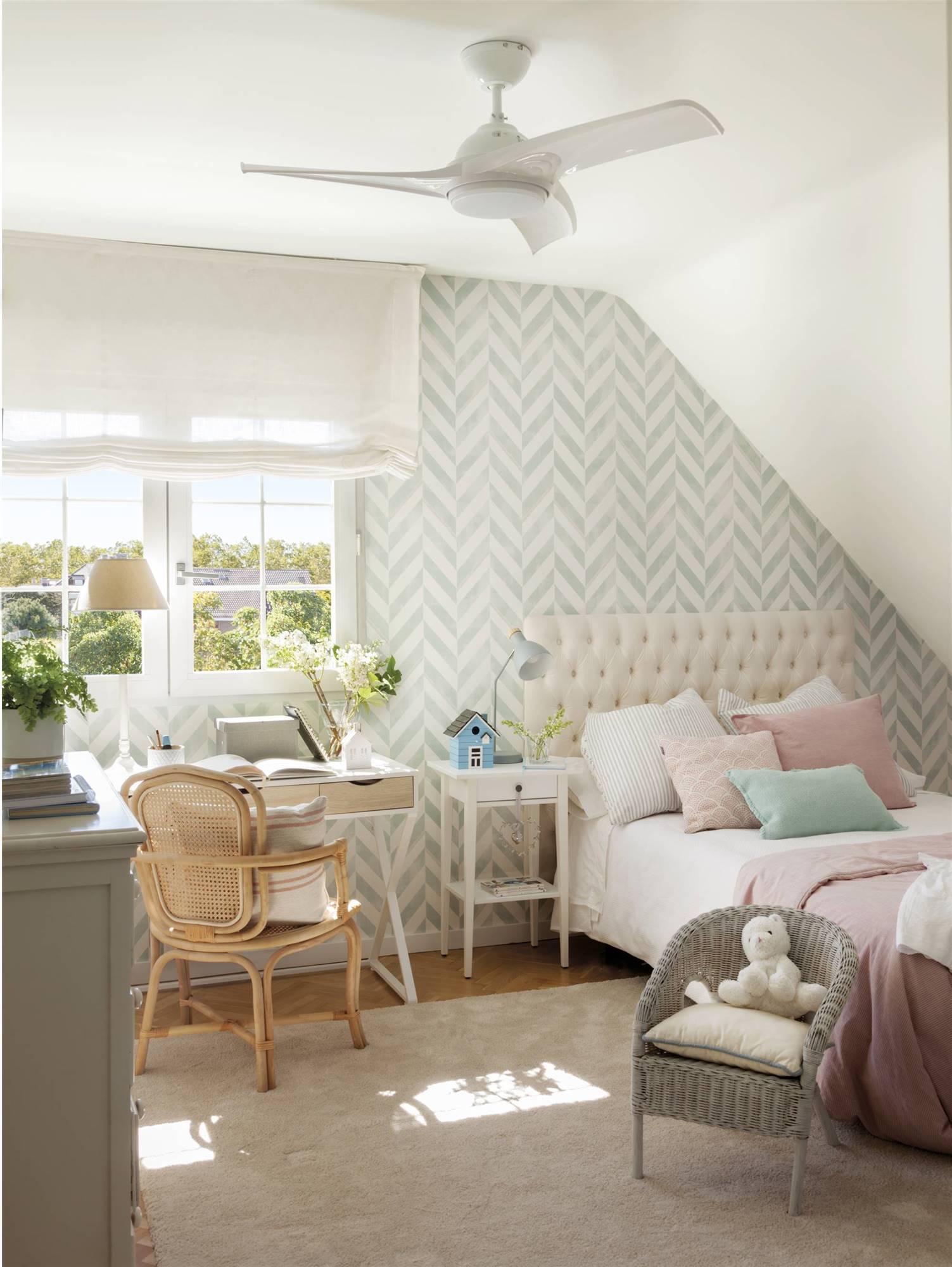 Dormitorio infantil decorado con papel pintado geome��trico azul y blanco.