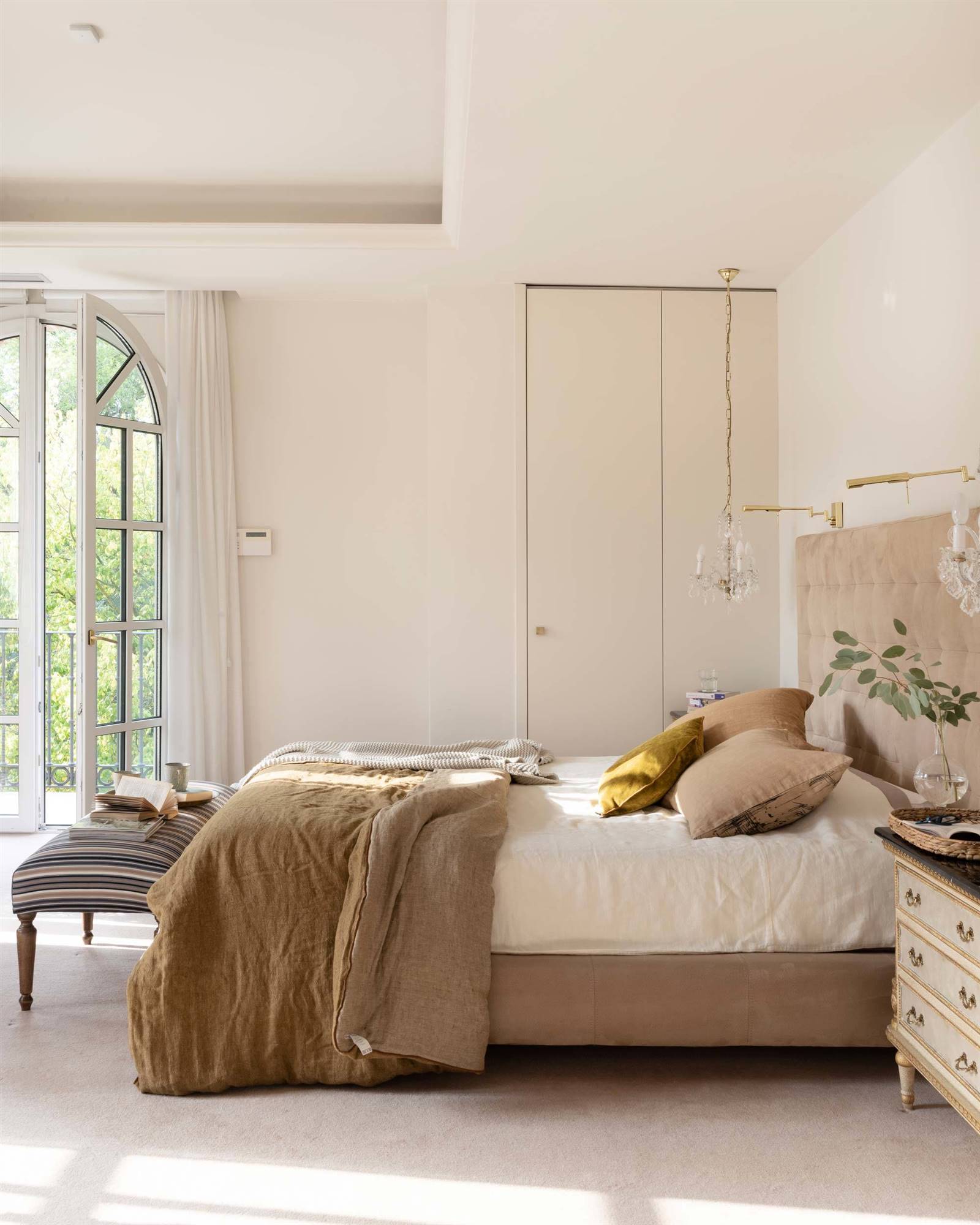 Dormitorio minimalista decorado en tonos neutros.