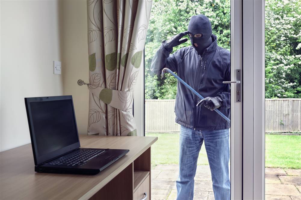 Un ladrón intenta robar rompiendo unas ventanas de aluminio.