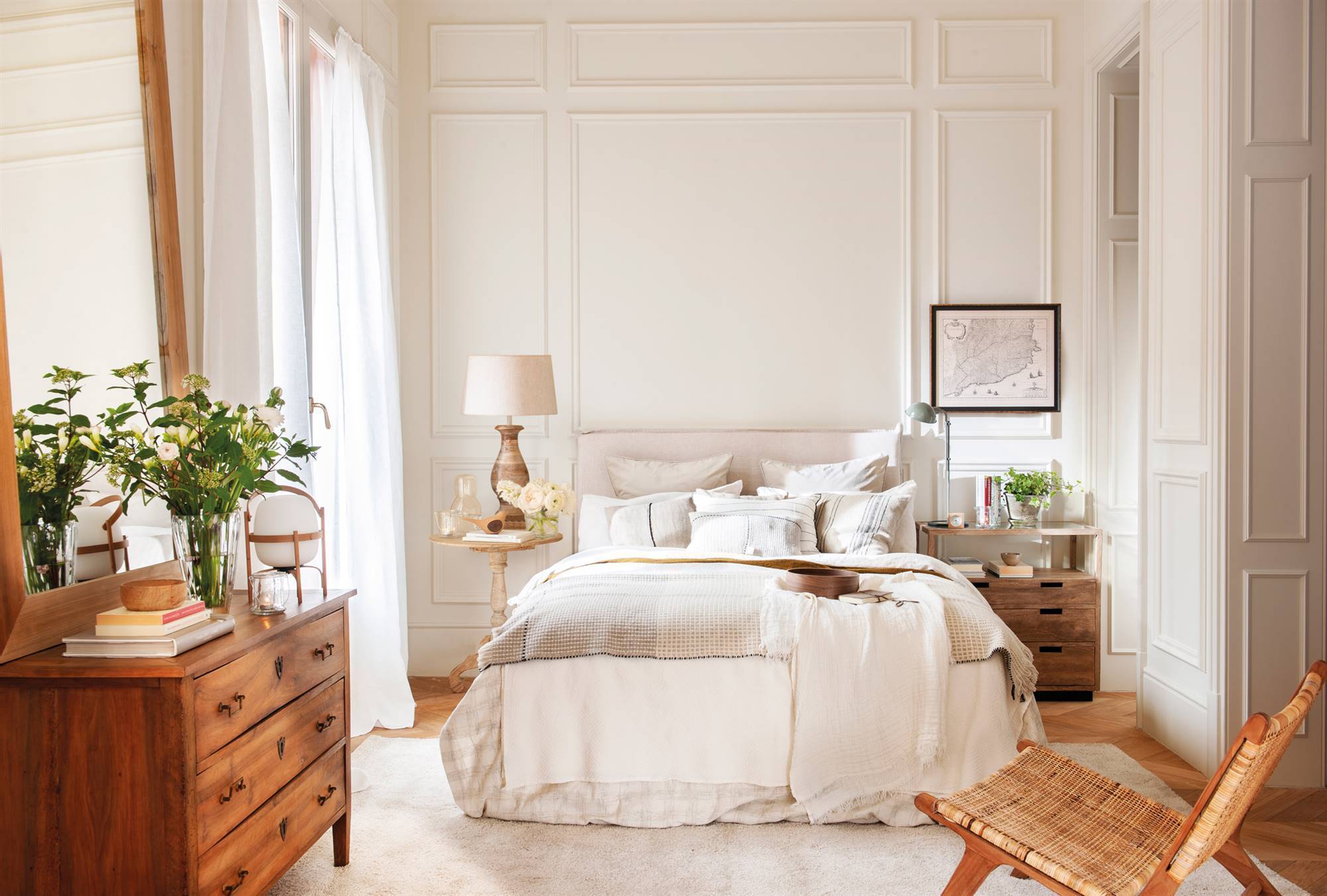 Dormitorio con molduras en las paredes y muebles de madera. 