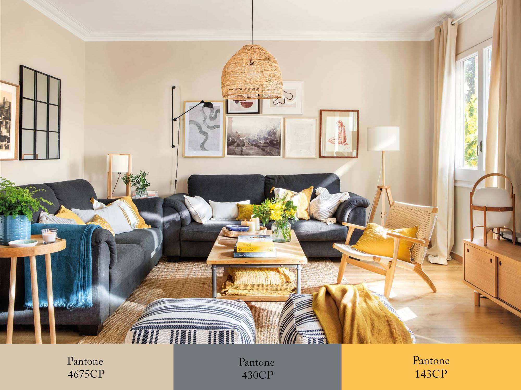 Salón con paredes beige y sofás de color gris oscuro decorados con cojines mostaza. 