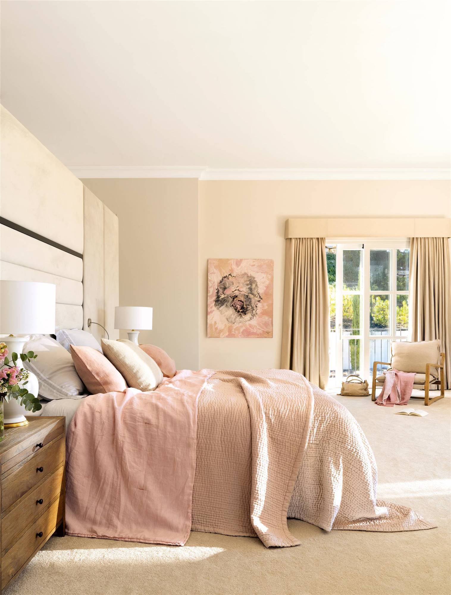  Dormitorio con ropa de cama en color rosa empolvado. 