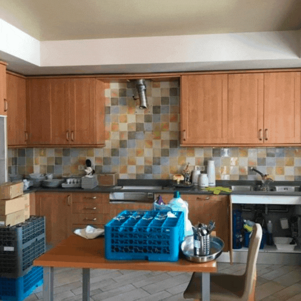 Antes y después: la impresionante reforma de esta cocina de 20 m2. Ahora es cálida con la madera y está llena de trucos para aprovechar el espacio