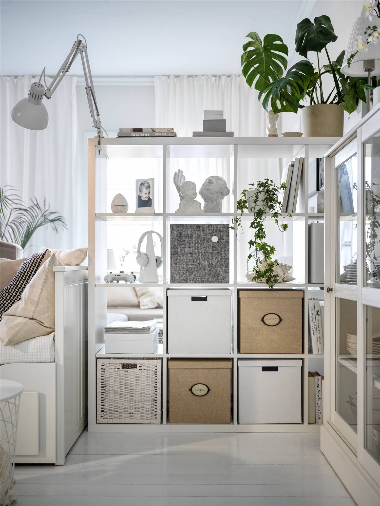 Estantería KALLAX de IKEA para separar ambientes.