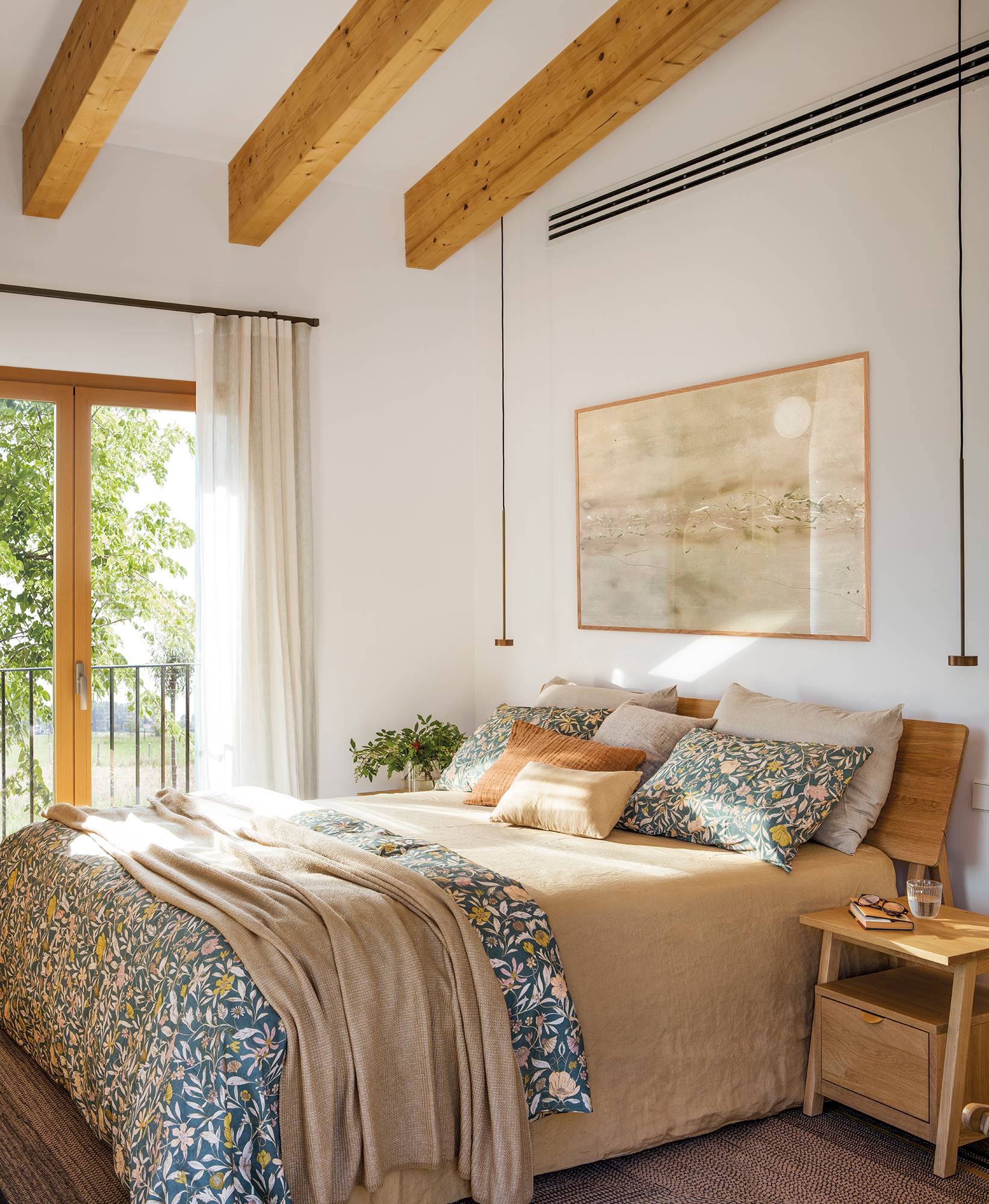 Dormitorio decorador con muebles en madera y tonos tierra