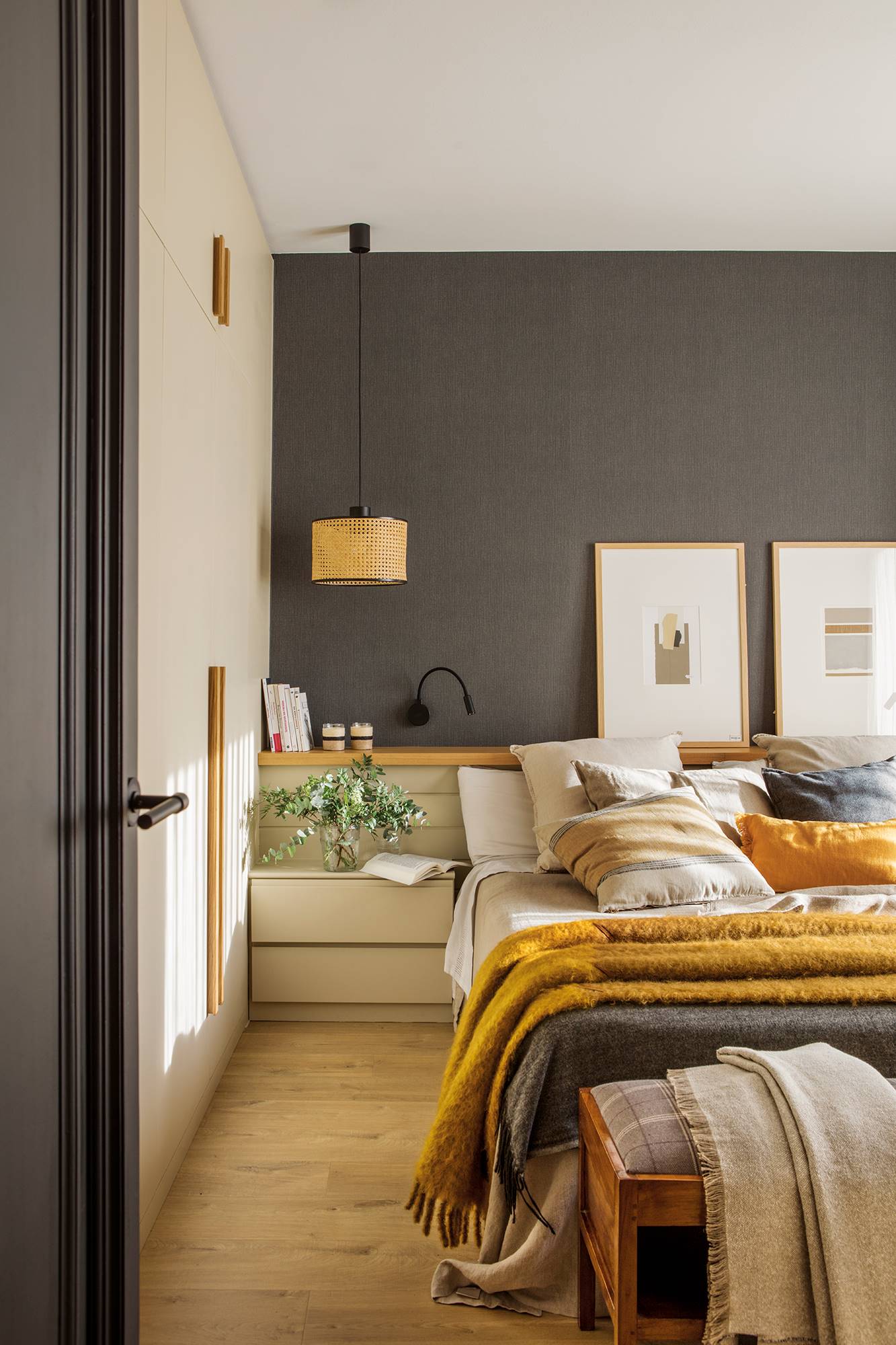Dormitorio con la pared del cabecero en color gris intenso.