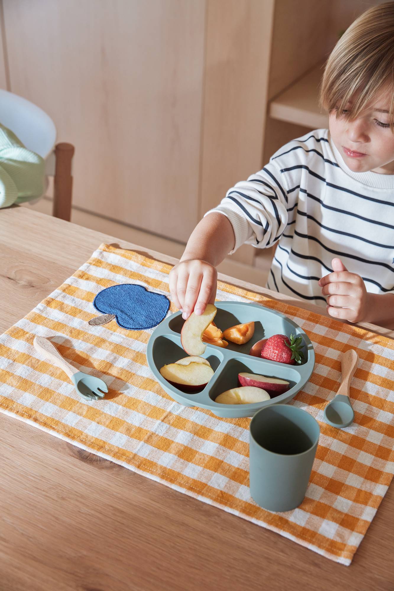 Colección infantil Days Off de Kave Home: mesa de la comida.