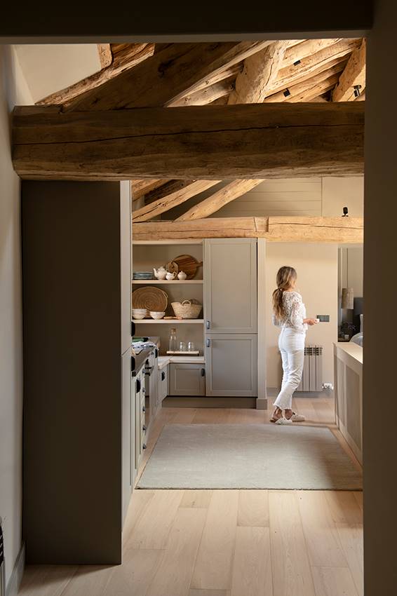 Cocina con techo de madera con vigas vistas