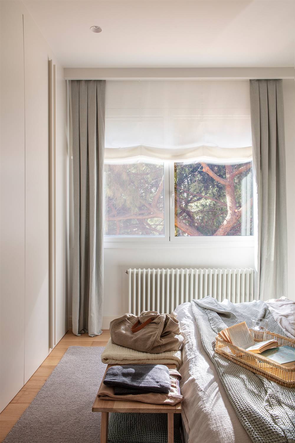 Dormitorio con ventanal y radiador debajo