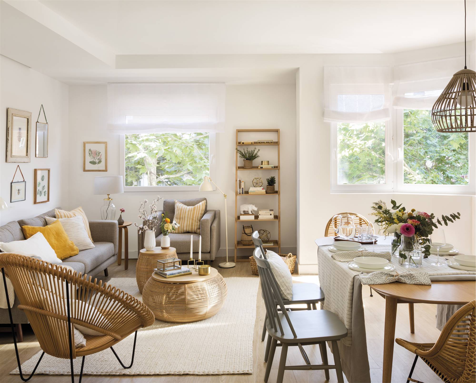 Salón con zona de estar y comedor decorados en tonos suaves y muebles ligeros. 