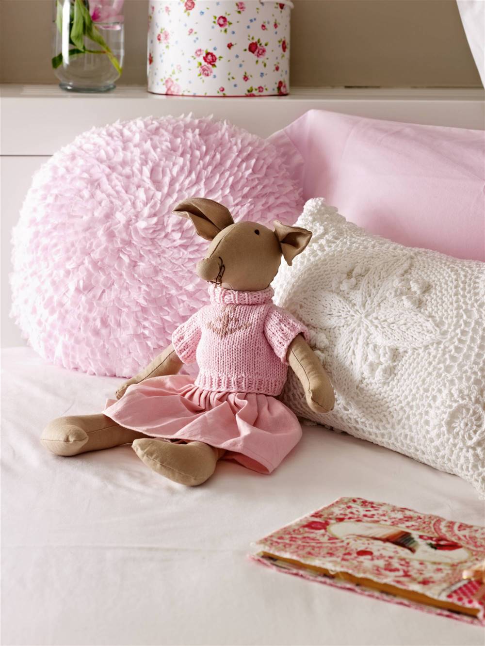 detalle de cama infantil con peluche y cojines 00318705