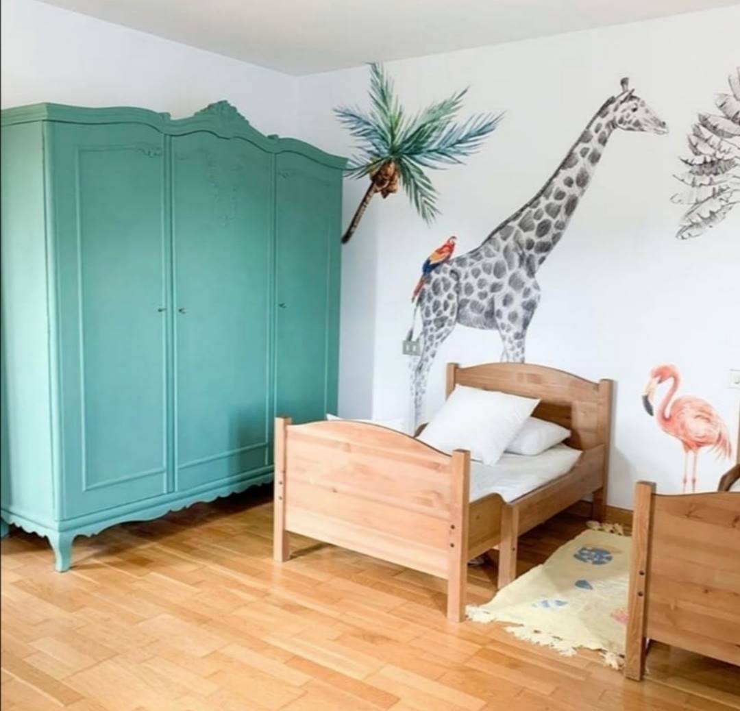Dormitorio infantil con mural y armario antiguo pintado en turquesa con pintura a la tiza.