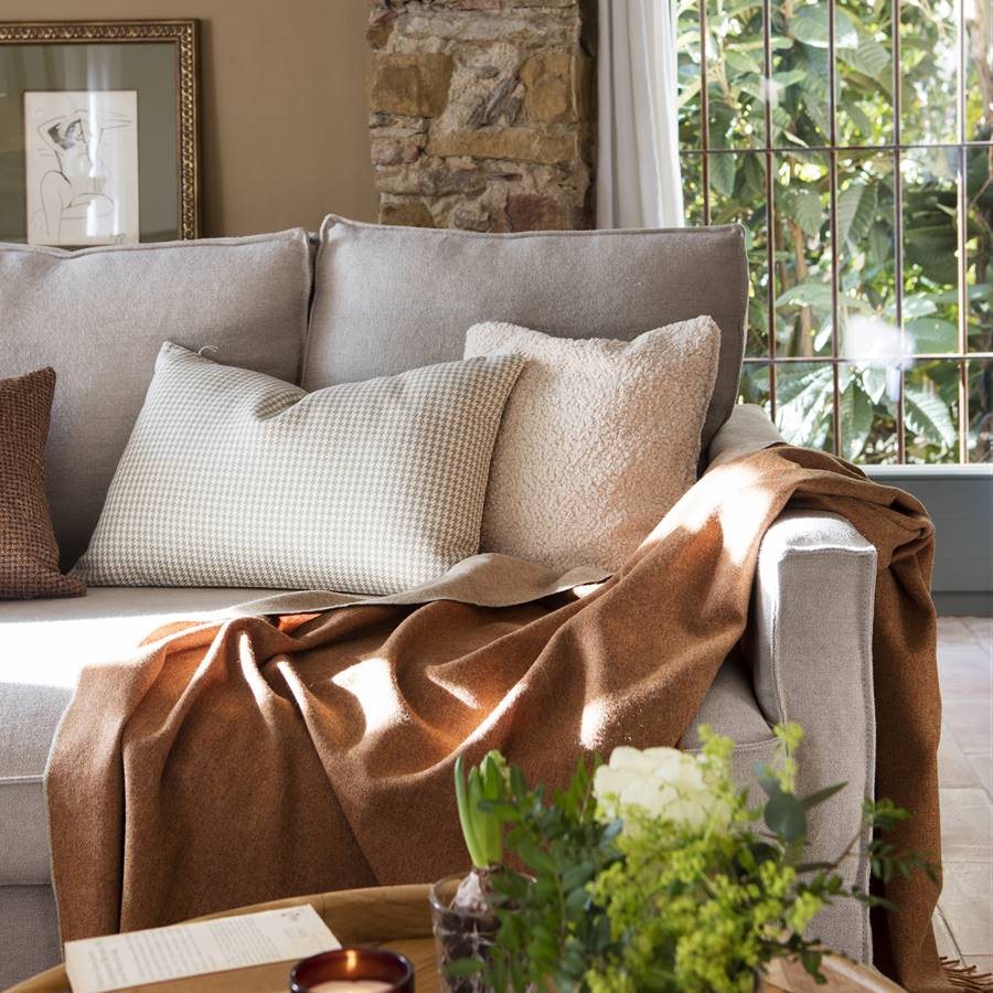 Cómo decorar el sofá con mantas: el recurso favorito de la revista El Mueble.