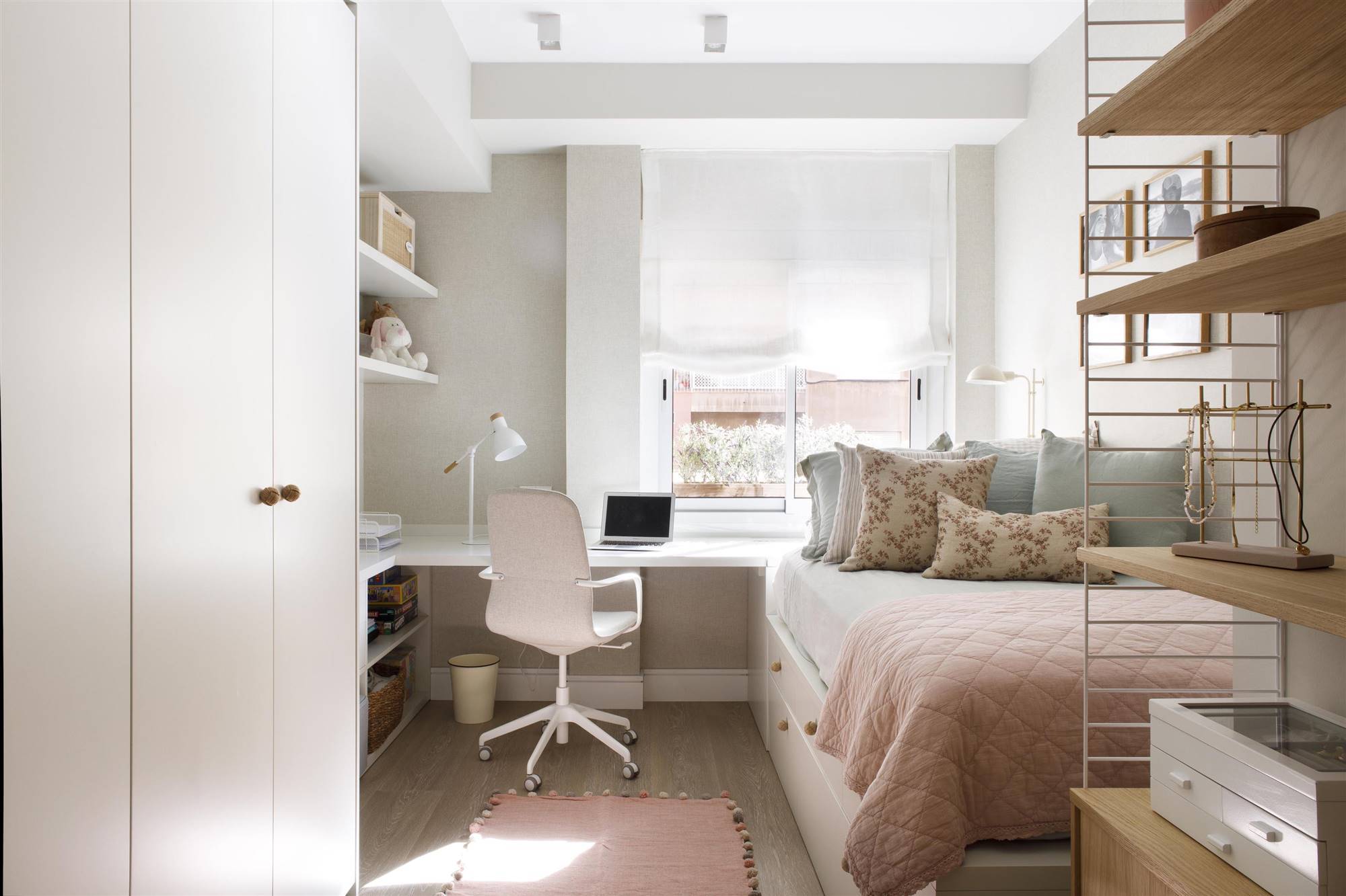 Dormitorio juvenil con mueble a medida con armario y escritorio proyecto de Pia Capdevila.