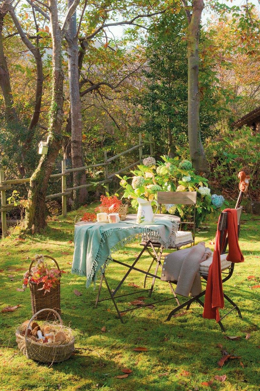 mesa y sillas en el jardin