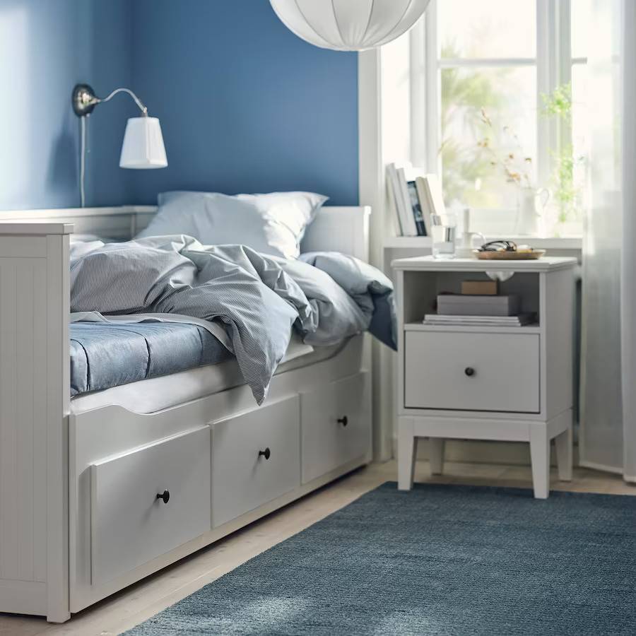 Dormitorio azul y blanco colchón agotnes Ikea