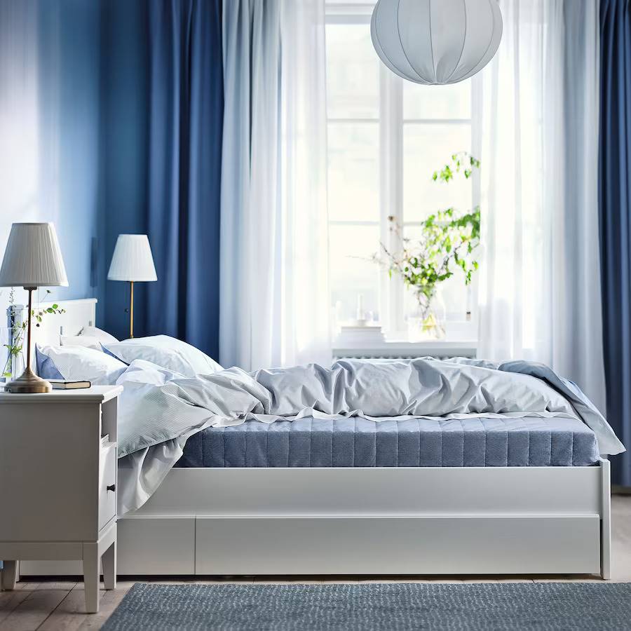 Dormitorio azul y blanco colchón Vadso Ikea
