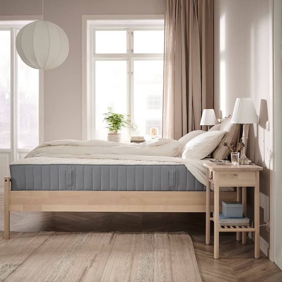 dormitorio madera natural y blanco colchón vagstranda ikea
