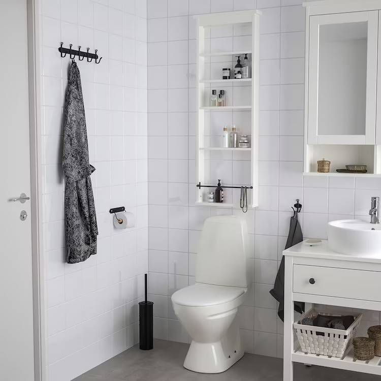 Estantería blanca para baño de IKEA modelo HEMNES.