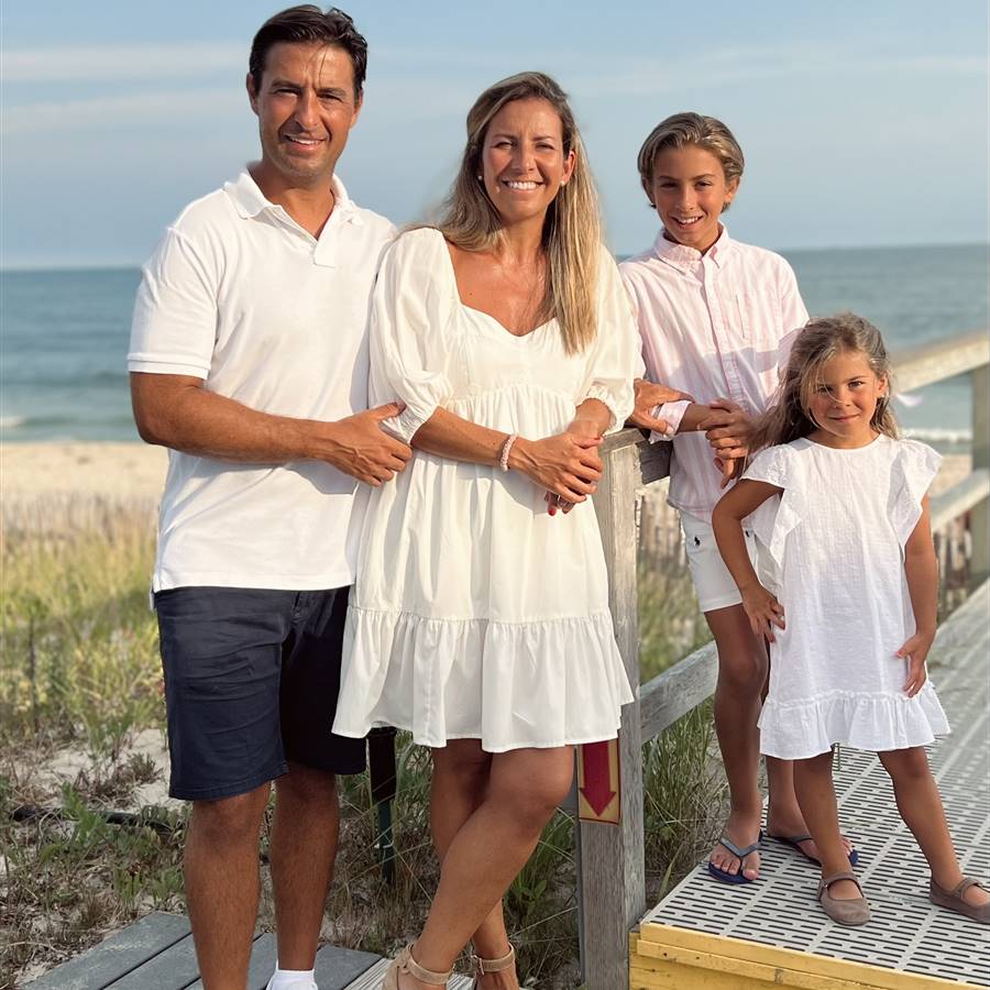 Jessica Grane con su marido Benet y sus hijos Adrià y Emma