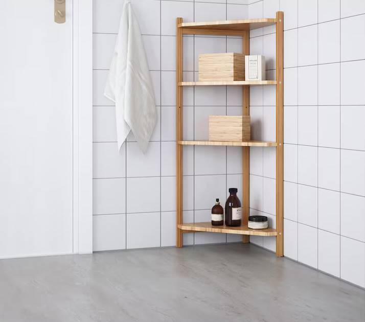 Estantería en  esquina de madera de bambú RÅGRUND de IKEA.