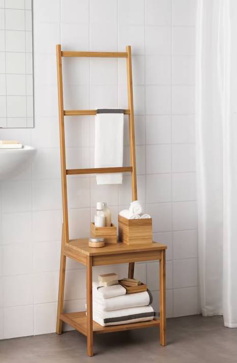 Estantería silla y toallero de bambú RÅGRUND de IKEA.