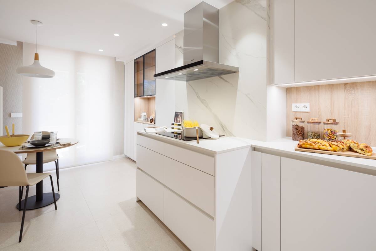 El después de una cocina luminosa, blanca y elegante RQH Studio