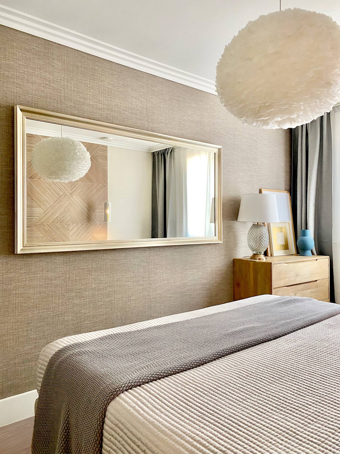 Después dormitorio luminoso con papel pintado y detalles dorados proyecto de RQH Studio.