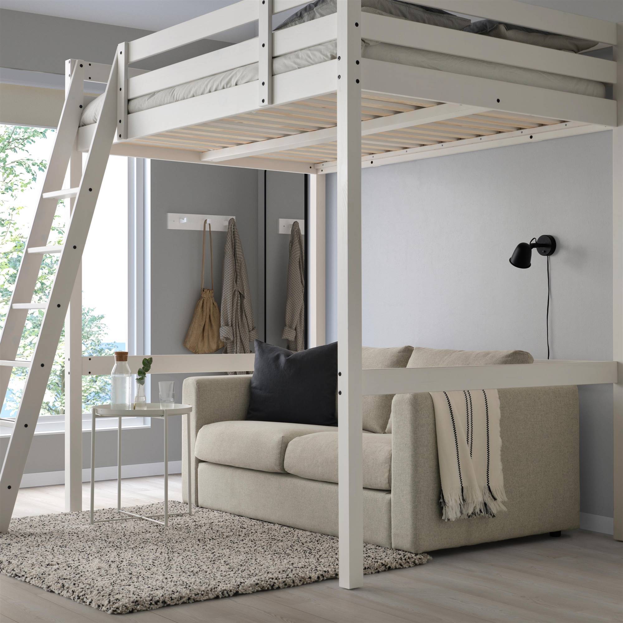 Cama alta y sofá en su parte inferior Storä, de Ikea.
