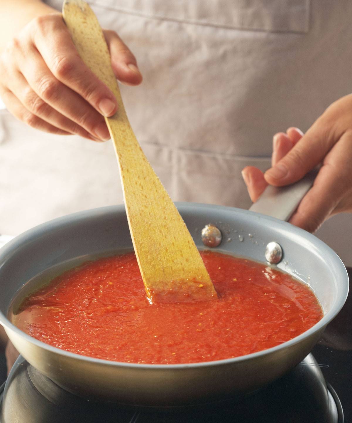 Cocinar salsa de tomate.