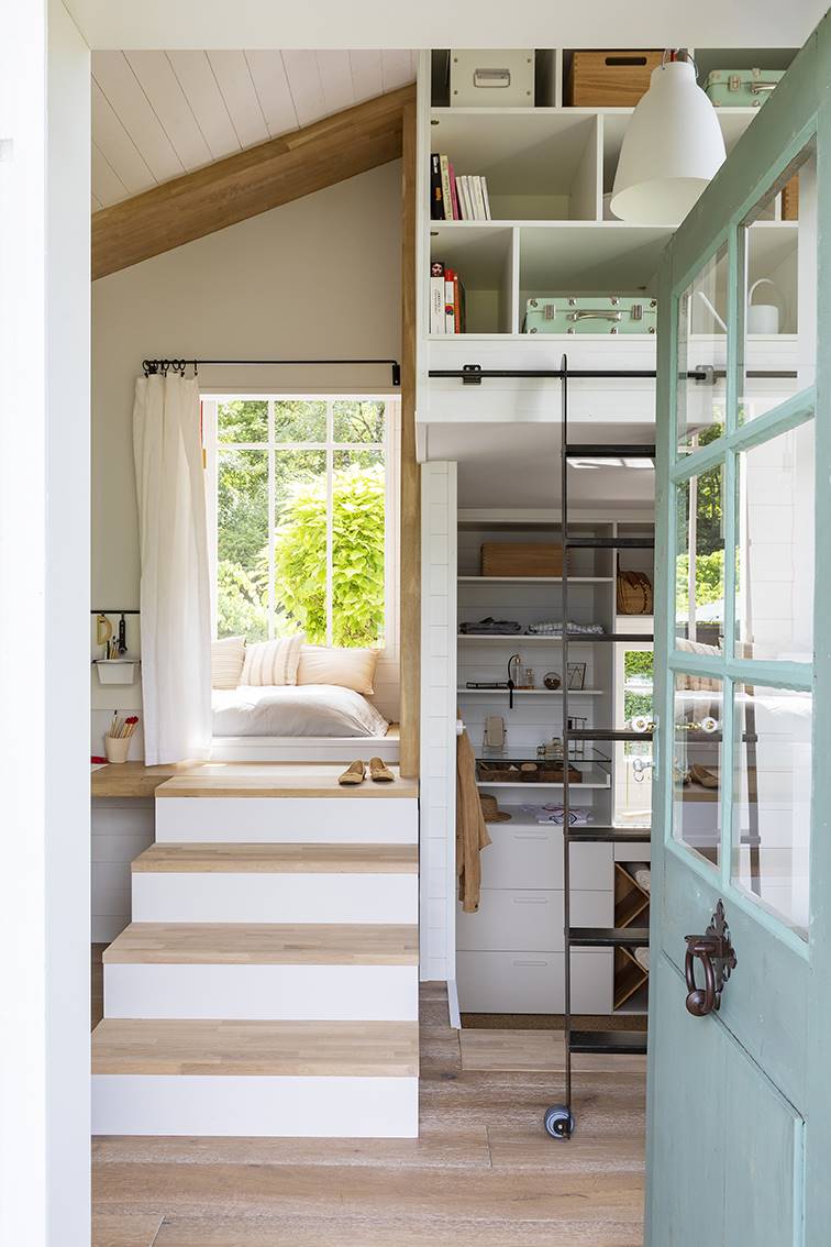 Escaleras al dormitorio de la casa de 22 m2 que ha diseñado Ines de la Fressange con MOBALPA.