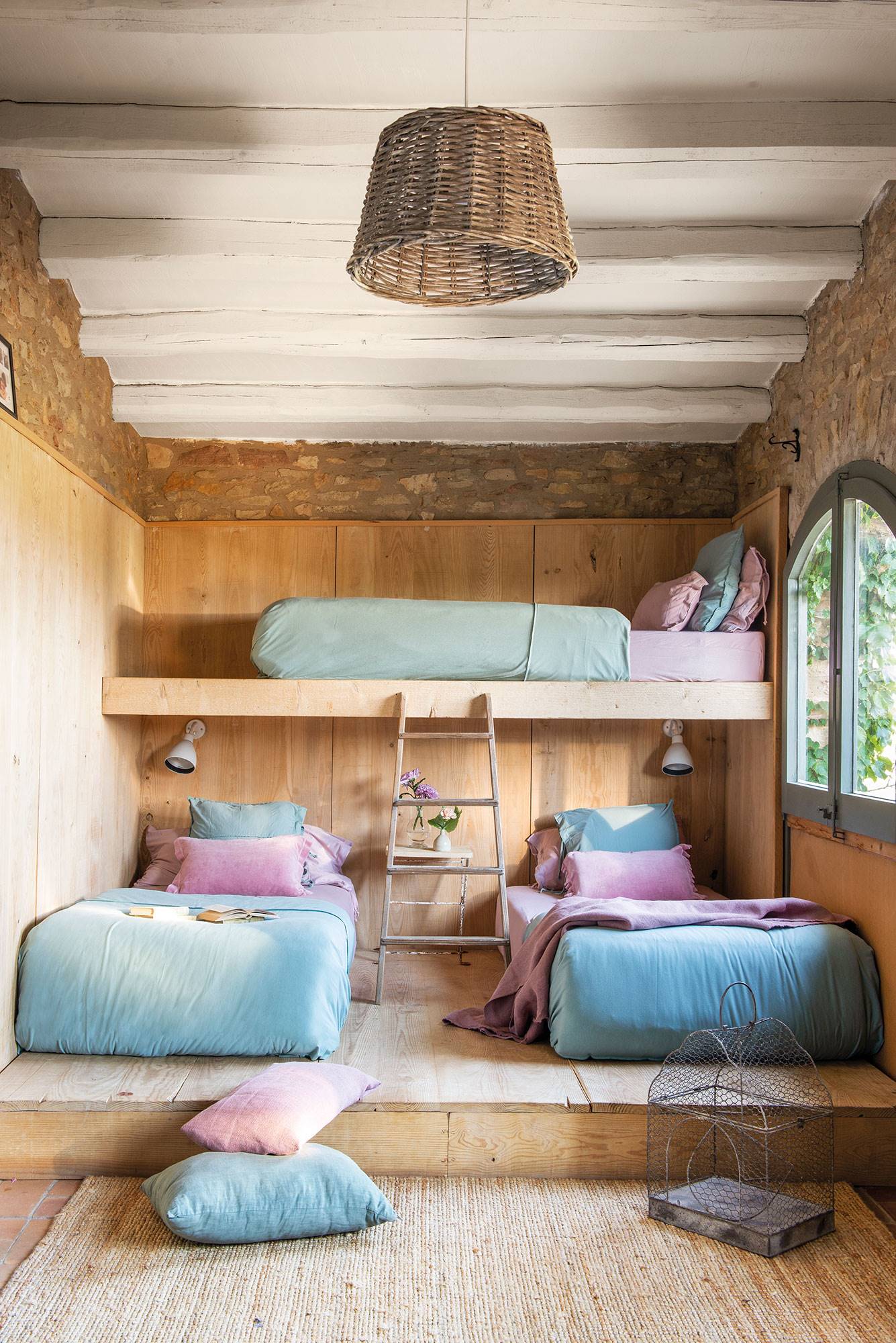 Dormitorio infantil con litera de madera. 