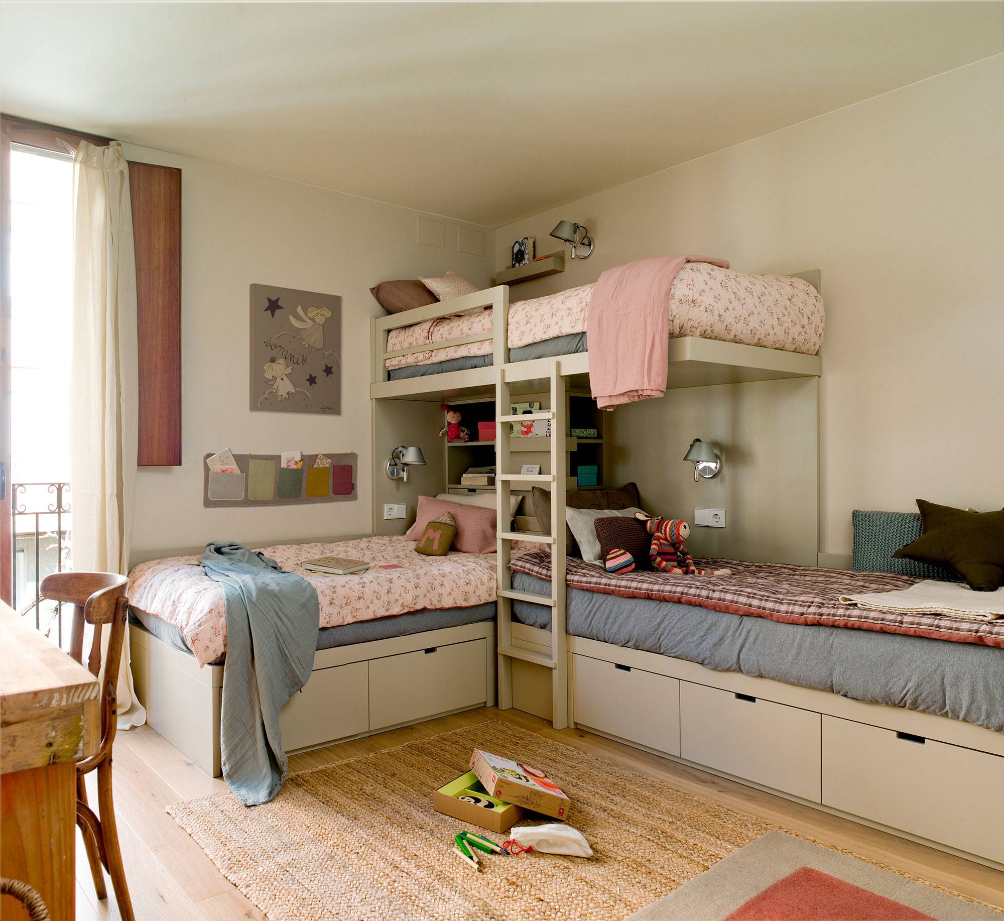 Dormitorio infantil con camas tipo tren. 