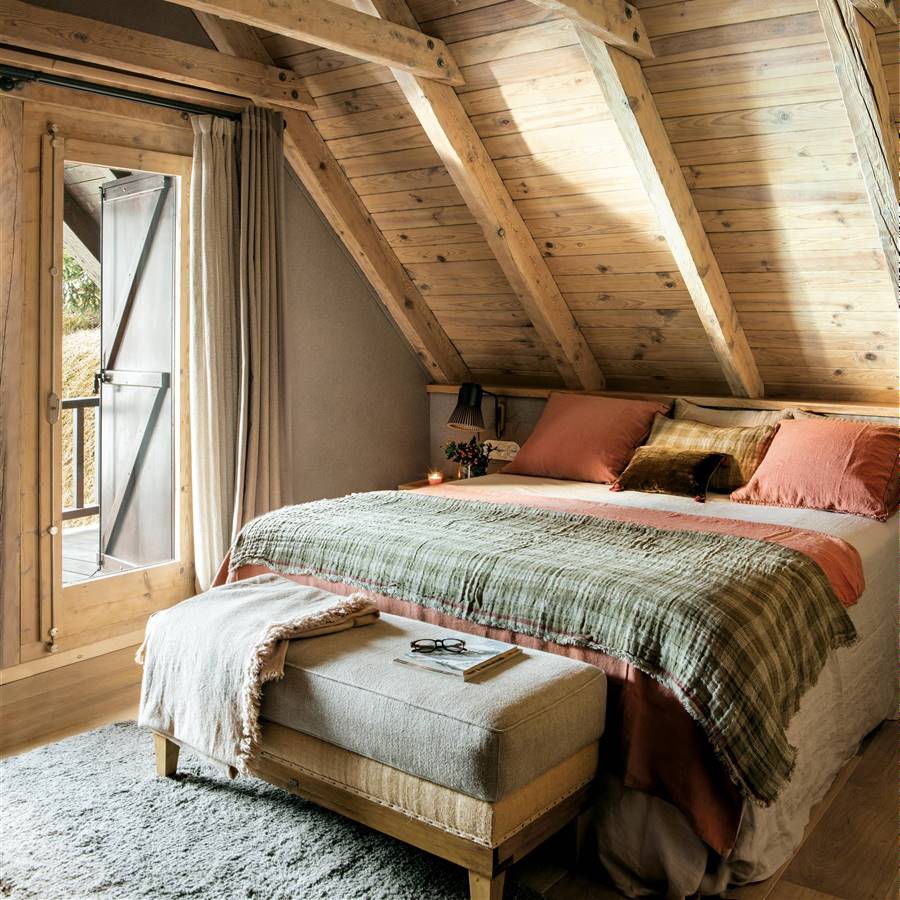 Dormitorio rústico con vigas de madera