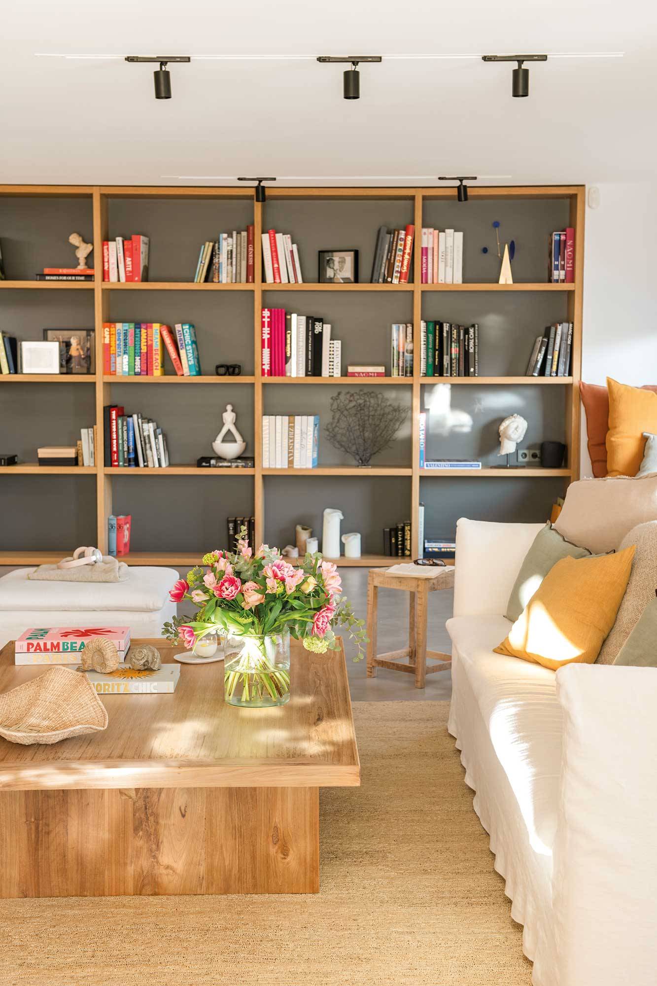 Librería moderna de madera con trasera gris.