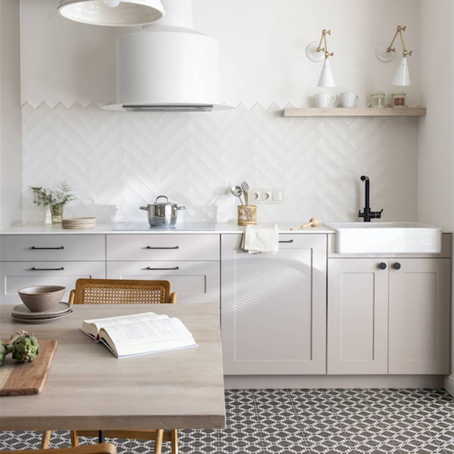 Una cocina alicatada en blanco: paredes sobrias, elegantes y luminosas